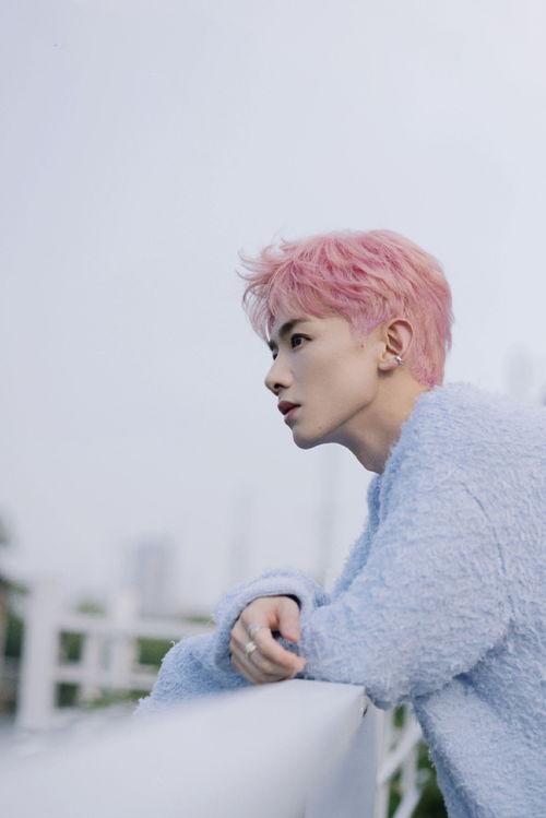 白敬亭微博照片